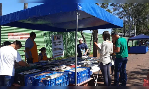 Banca de livros e discos de vinil chama a atenção na Feira Livre de Apucarana; assista