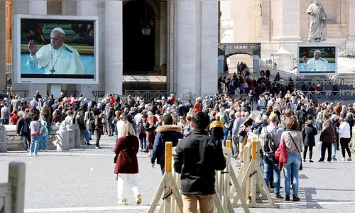 Covid-19: para evitar aglomeração, papa transmite oração via internet