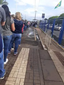 Fila formada por candidatos em frente a Unopar, em Arapongas. Foto: Reprodução / Redes Sociais