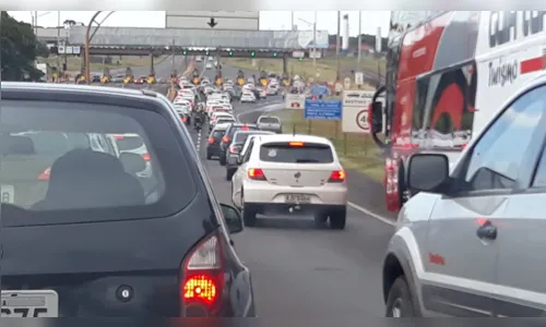 
							Manhã de domingo é marcada por congestionamentos nos acessos à Arapongas
						
						
