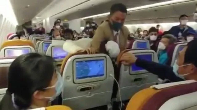 Passageira recebe mata-leão após tossir contra comissários de bordo em avião; assista