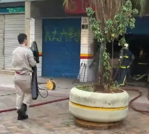 Bombeiros trabalham para combater incêndio no calçadão de Londrina. Imagem: Tarobá News