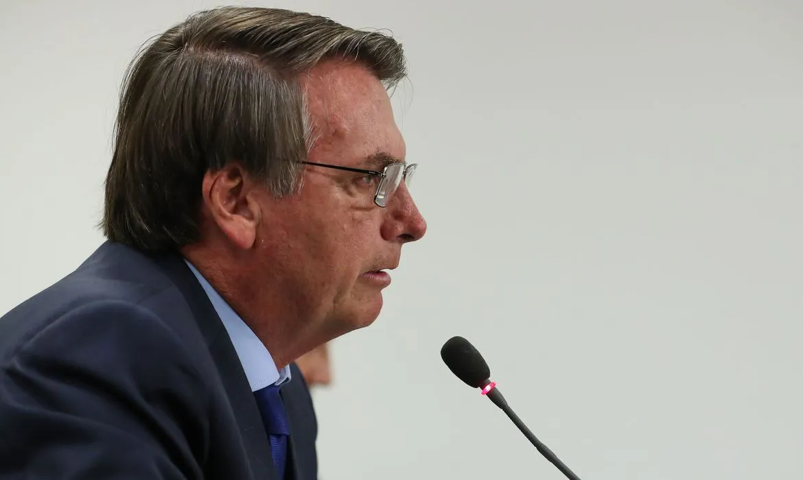Bolsonaro: governo não vai interferir para controlar preço do petróleo