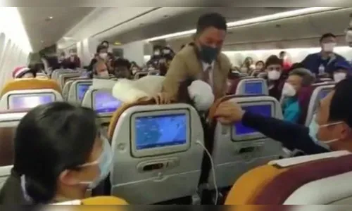 Passageira recebe mata-leão após tossir contra comissários de bordo em avião; assista