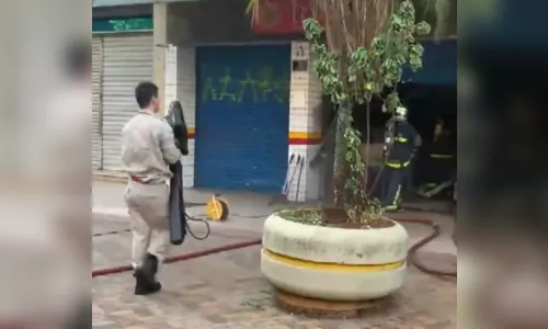 Bombeiros combatem incêndio no calçadão de Londrina nesta segunda