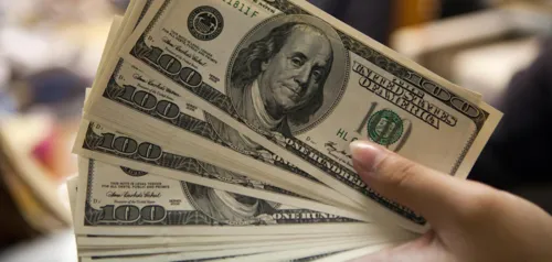 Dólar abre em alta de mais de 2,5% e vai a R$ R$ 4,75 por coronavírus e queda do petróleo