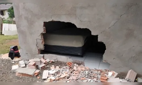 Carro invade residência e atinge casal que estava dormindo, em Santa Catarina