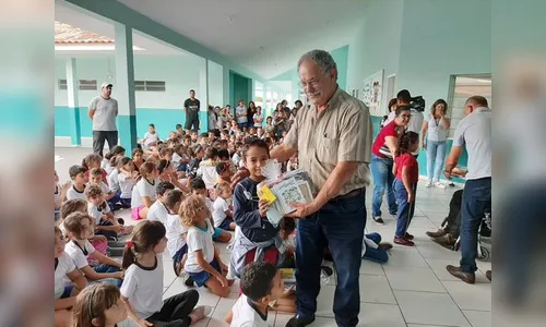 Jandaia do Sul entrega uniformes e material escolar
