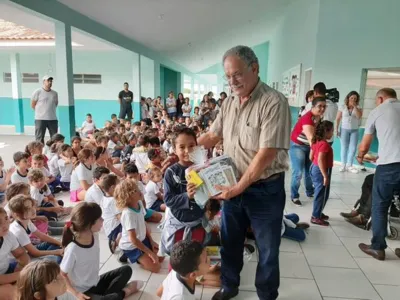 Jandaia do Sul entrega uniformes e material escolar