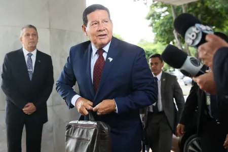 'Não podemos aumentar imposto neste momento', diz Mourão, sobre crise do petróleo