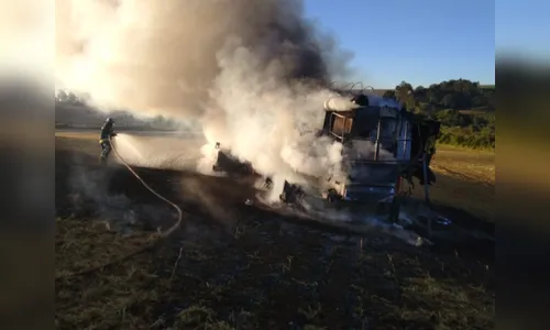 Colheitadeira fica destruída em incêndio no município de Manoel Ribas