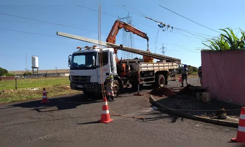 Poste cai e é substituído no Sanches dos Santos na manhã desta quarta-feira