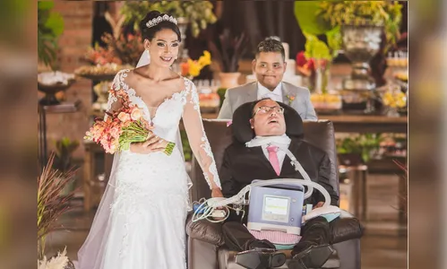 Pai com doença degenerativa leva filha ao altar em poltrona adaptada