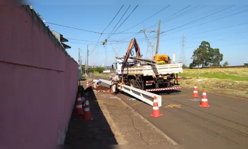 
						
							Poste cai e é substituído no Sanches dos Santos na manhã desta quarta-feira
						
						