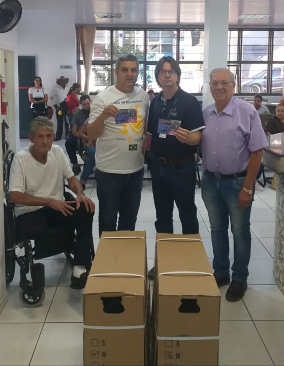 Rotary Clube de Apucarana doa duas cadeiras de rodas para a Adefiap 