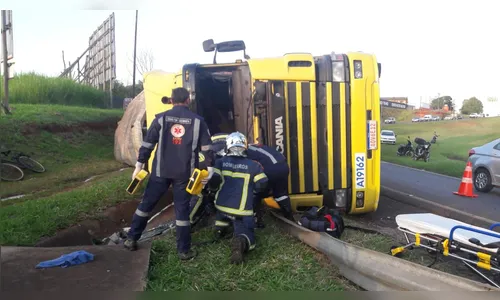 Carreta tomba e deixa motorista ferido em Apucarana; veja o vídeo