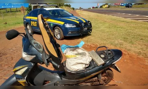PRF prende motociclista com sacola de maconha entre as pernas no Paraná