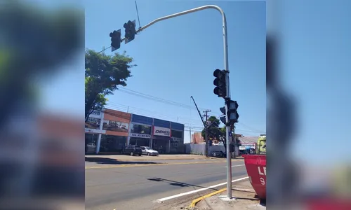 Prefeitura instala semáforo na Avenida Minas Gerais, em Apucarana 