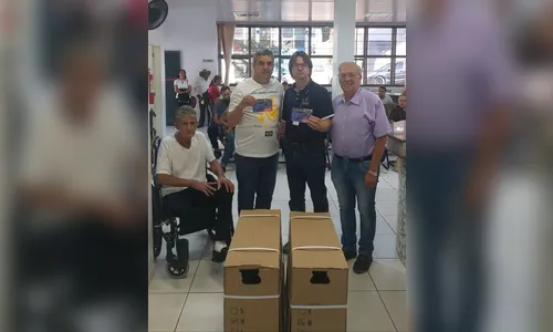 Rotary Clube de Apucarana doa duas cadeiras de rodas para a Adefiap 
