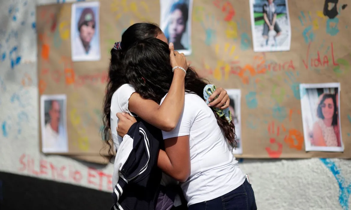 População de Suzano homenageia vítimas um ano após massacre em escola