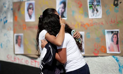 População de Suzano homenageia vítimas um ano após massacre em escola