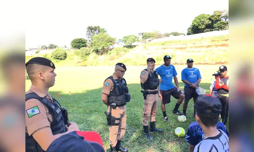 Equipe de operações com cães da PM realiza palestra para alunos do projeto 