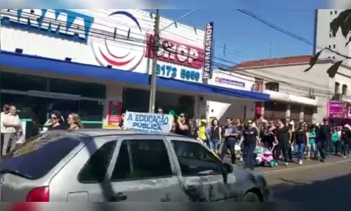 Professores de escolas municipais de Arapongas realizam manifesto na manhã deste sábado (14) 