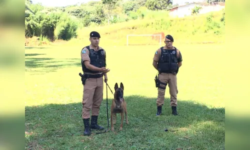 
							Equipe de operações com cães da PM realiza palestra para alunos do projeto 