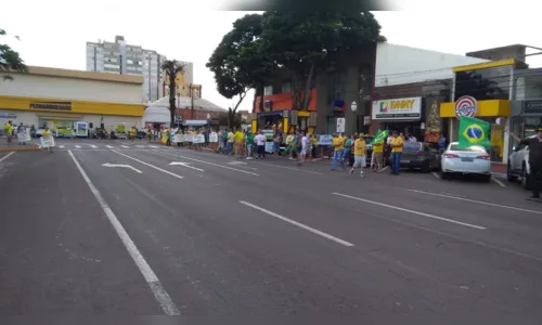 
							Grupo faz manifestação em apoio ao presidente Bolsonaro, em Apucarana
						
						