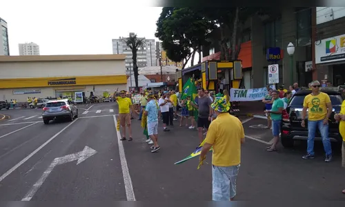 Grupo faz manifestação em apoio ao presidente Bolsonaro, em Apucarana
