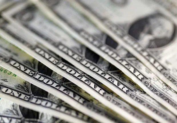 Dólar tem forte alta e fecha acima de R$ 5 pela primeira vez
