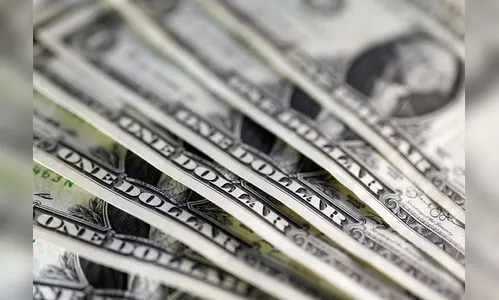 Dólar tem forte alta e fecha acima de R$ 5 pela primeira vez