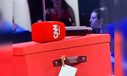 CNN Brasil estreia com erro de grafia no microfone e viraliza
