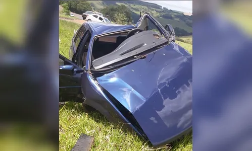 Santana fica destruído em acidente próximo a Ribeirão Bonito, em Grandes Rios