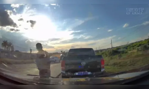 Câmera de viatura da PRF filma acidente na BR-376; assista