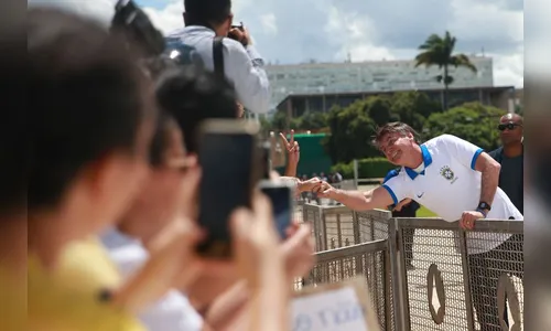   Bolsonaro tem contato direto com ao menos 272 pessoas durante ato