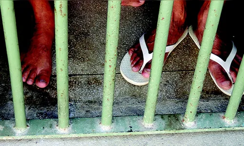 Justiça revoga liminar que permitia soltar presos com mais de 60 anos