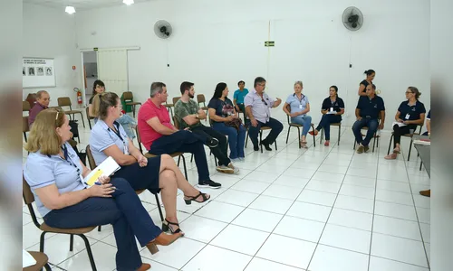 Prefeitos e secretários de saúde da região se reúnem com chefes da RS e do NRE, em Apucarana 