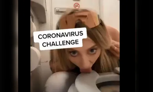 Blogueira gera revolta ao lamber assento sanitário em “desafio do coronavírus“; assista