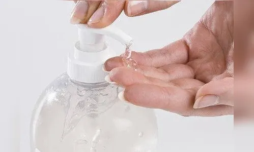 Mulher suspeita de vender álcool gel adulterado é presa, em Araucária