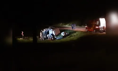 Duas pessoas feridas em capotamento no trevo de Ivaiporã
