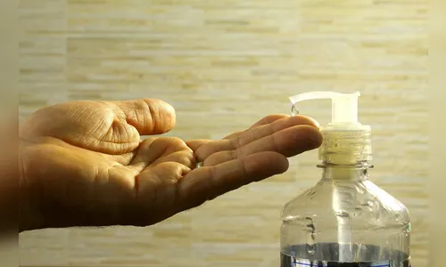 Polícia Civil interdita laboratório clandestino de álcool em gel em Maringá 