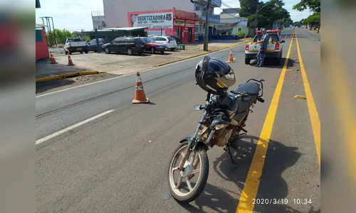 Acidente entre carro e moto na Avenida Minas Gerais em Apucarana deixa uma pessoa ferida 