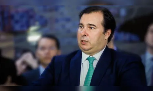 Maia se desculpa com a China por 