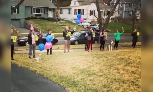 Família canta parabéns à distância para idosa de 95 anos; assista