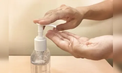 Homem é preso em Cambira por vender álcool em gel feito com produto para cabelos e combustível 