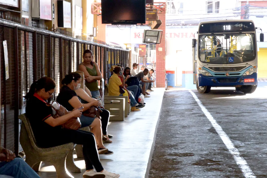 Coronavírus gera apreensão em quem precisa usar ônibus para trabalhar, em Apucarana