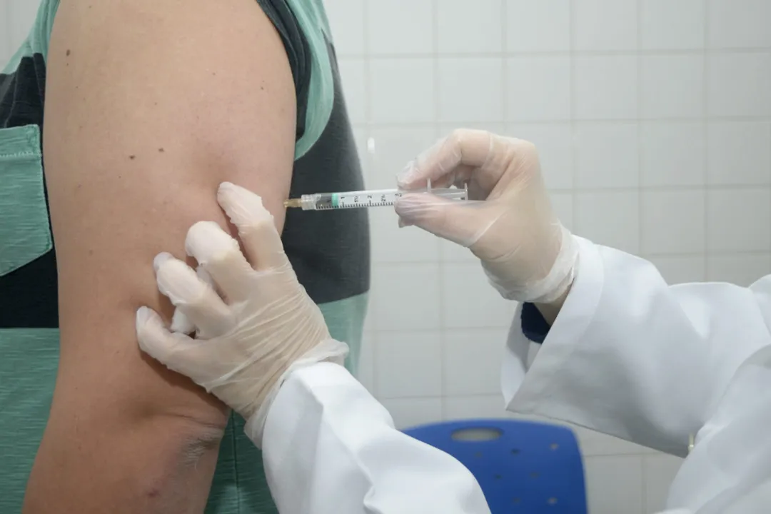 Vacinas contra gripe são insuficientes e acabam horas depois do início da campanha, em Apucarana