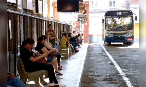 Coronavírus gera apreensão em quem precisa usar ônibus para trabalhar, em Apucarana