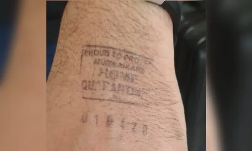 Índia marca com tinta não lavável pessoas que precisam ficar em quarentena